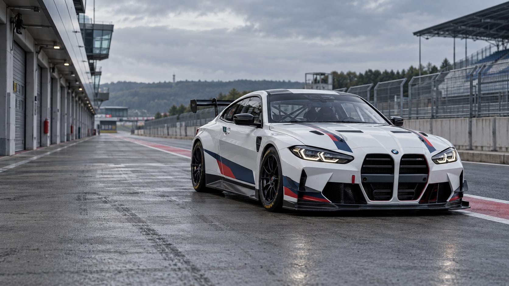 BMW M4 GT4 in der Boxengasse